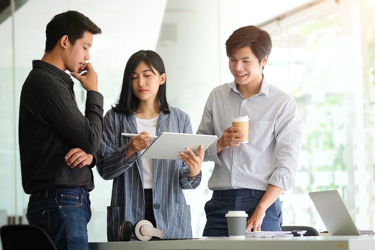 Advisor working with a client on expat tax filing
